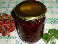 8 jednoduchých a lahodných receptů na džem z lesních jahod na zimu